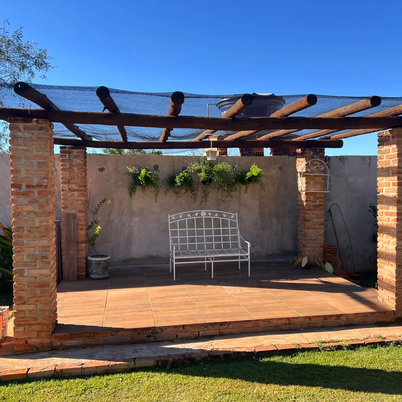 CASA COM AREA DE LAZER - JD ESMERALDA