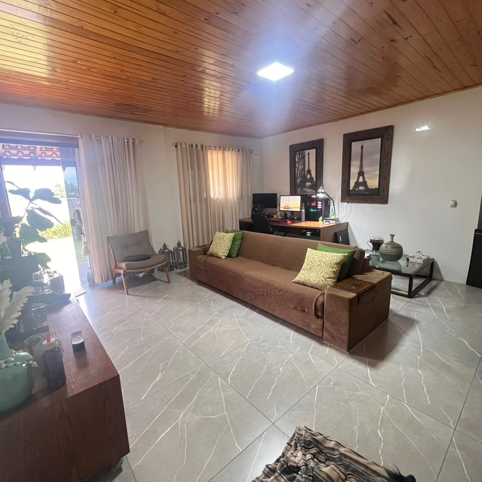 CASA COM AREA DE LAZER - JD ESMERALDA