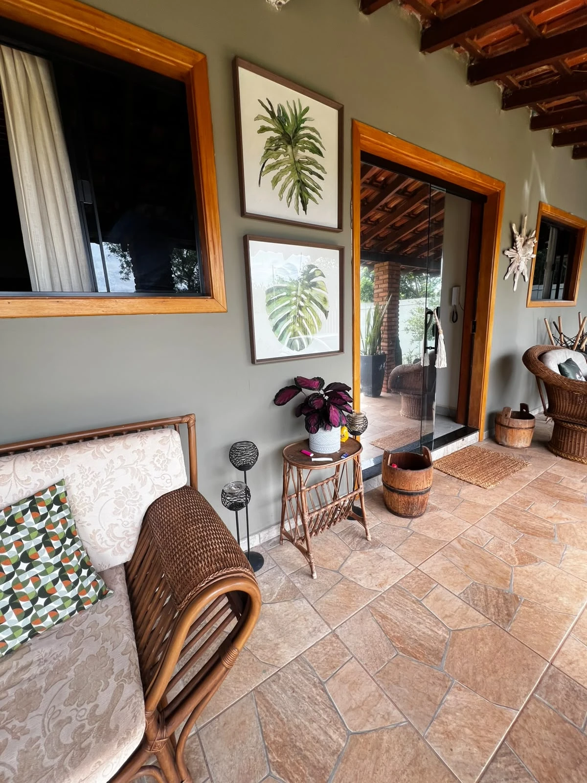 CASA COM AREA DE LAZER - JD ESMERALDA