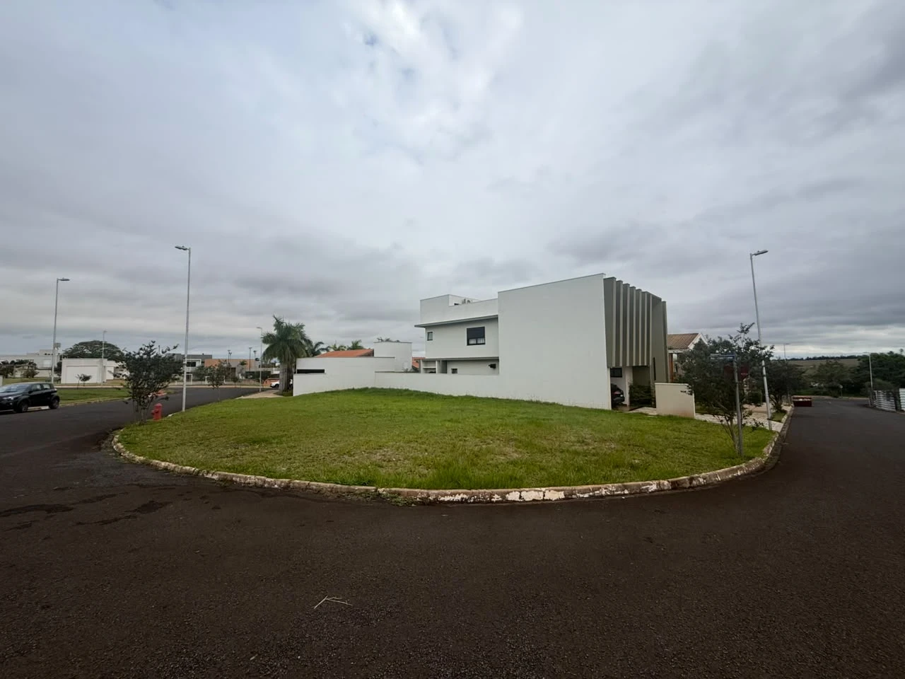 LOTE DE ESQUINA NO CONDOMÍNIO CASA BLANCA