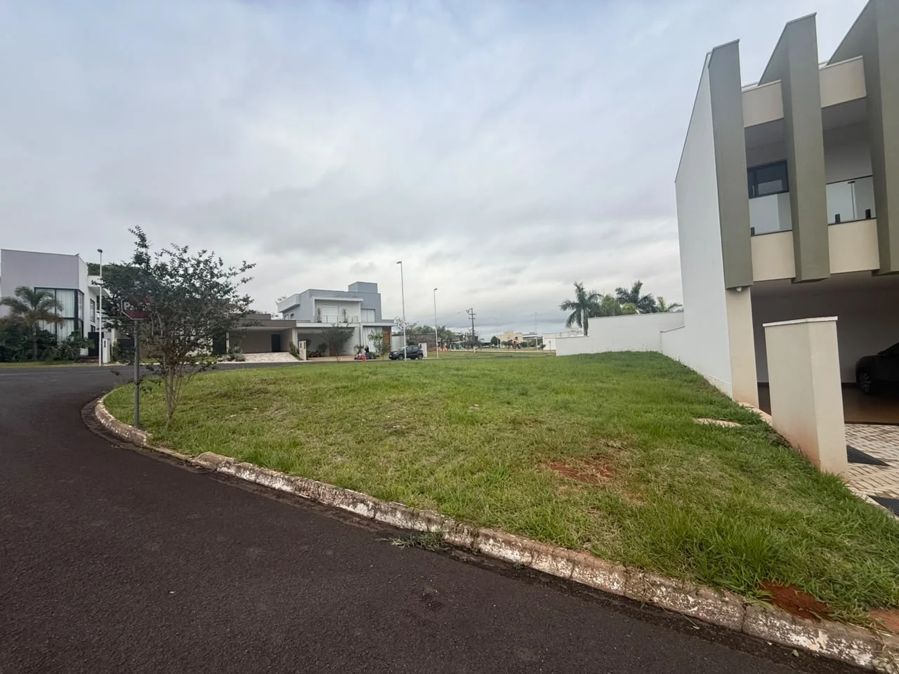 LOTE DE ESQUINA NO CONDOMÍNIO CASA BLANCA