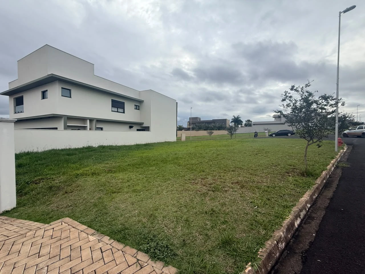 LOTE DE ESQUINA NO CONDOMÍNIO CASA BLANCA