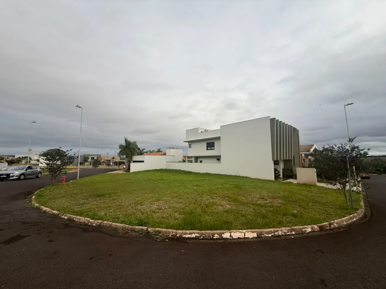 LOTE DE ESQUINA NO CONDOMÍNIO CASA BLANCA