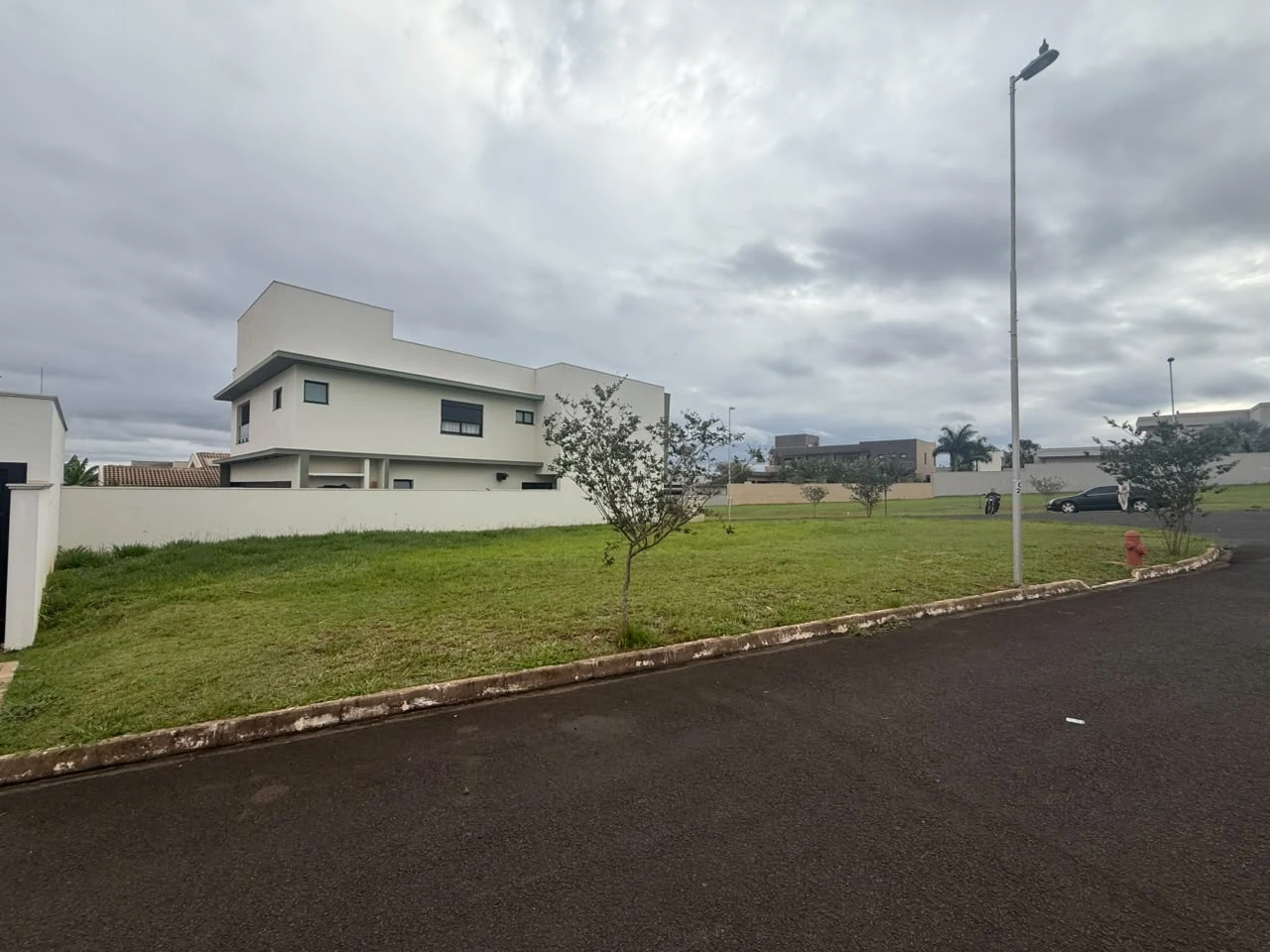LOTE DE ESQUINA NO CONDOMÍNIO CASA BLANCA