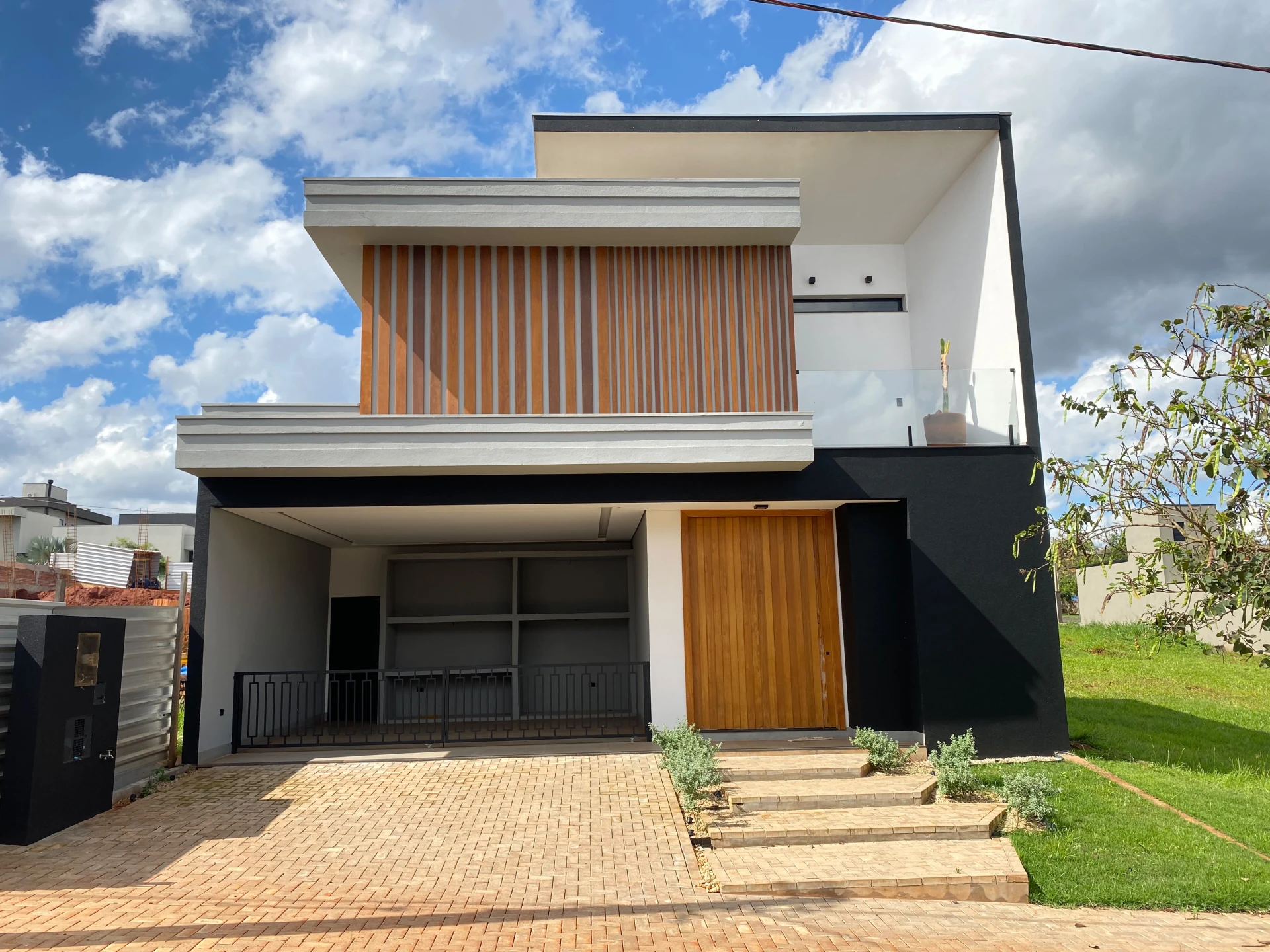 EXCLUSIVIDADE, SOFISTICAÇÃO E CONFORTO NO VILLAGE DAMHA